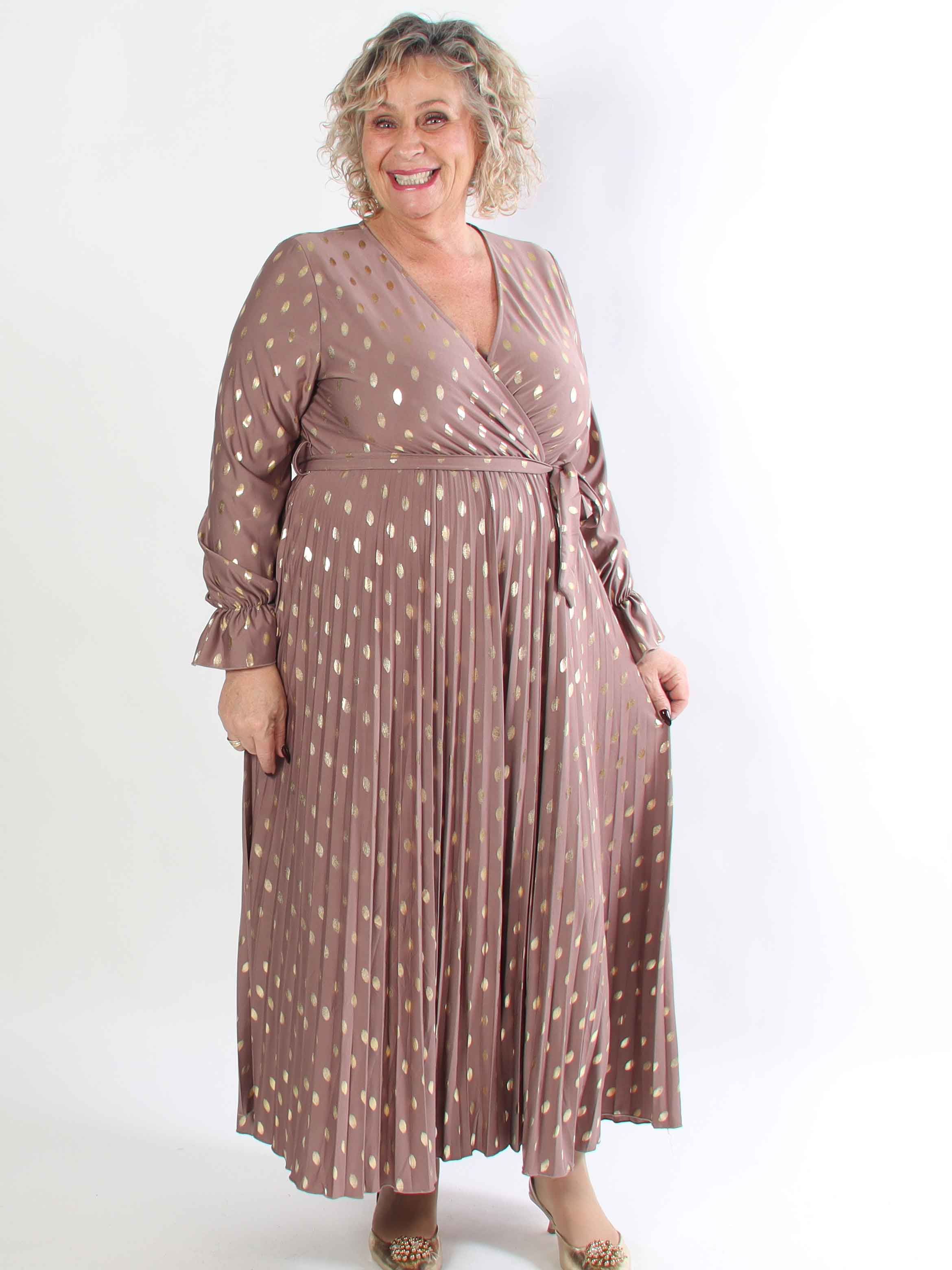 Silvija Dot - Lang plus size kjole med guld dutter og plisseret skørt